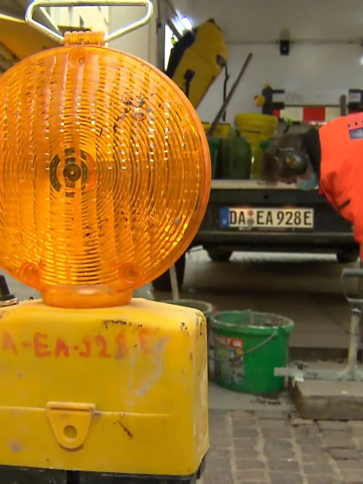 Kennen Sie etwas, das in ihrer Stadt kaputt ist? Vielleicht eine defekte Straßenlaterne oder ein fehlender Pflasterstein? Irgendetwas gibt es ja meistens immer. In Darmstadt besteht jetzt die Möglichkeit solche Mängel zu melden. Wie genau das funktioniert und wie häufig das genutzt wird, erfahren Sie im Video.