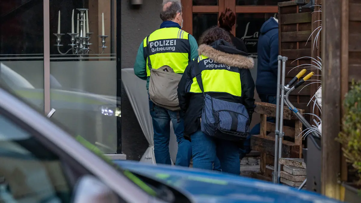 13.02.2022, Bayern, Weiden In Der Oberpfalz: Polizeibeamte gehen in ein Lokal in der Innenstadt. Nach einem Restaurantbesuch ist ein 52-Jähriger möglicherweise an einer Vergiftung gestorben. Sieben weitere Personen seien verletzt worden, einige sogar schwer, teilte die Polizei am Sonntag mit. Foto: Armin Weigel/dpa +++ dpa-Bildfunk +++