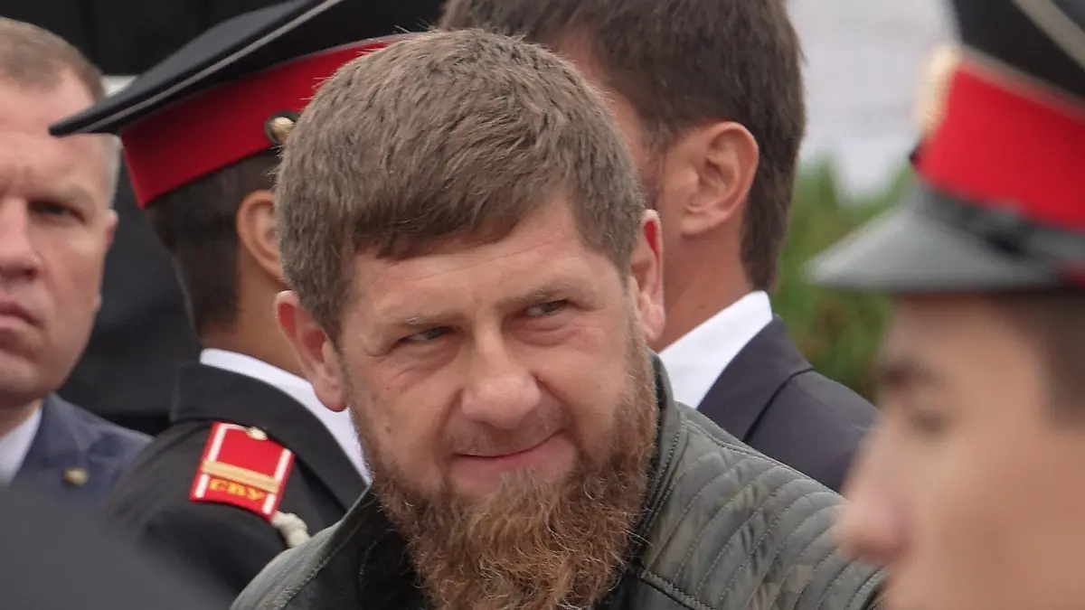 ARCHIV - 05.10.2018, Russland, Grosny: Ramsan Kadyrow (M), Oberhaupt der russischen Teilrepublik Tschetschenien, und tschetschenische Würdenträger stehen bei einem Festakt zum 200. Gründungstag der Hauptstadt Grosny nebeneinander. (Illustration zu "Russlands Militär nimmt erste Privatarmee unter Vertrag") Foto: Friedemann Kohler/dpa +++ dpa-Bildfunk +++