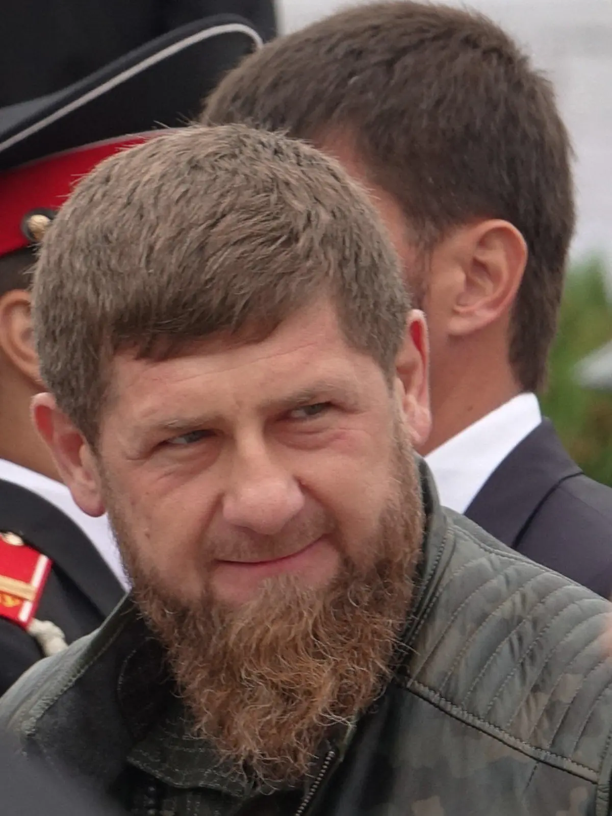 ARCHIV - 05.10.2018, Russland, Grosny: Ramsan Kadyrow (M), Oberhaupt der russischen Teilrepublik Tschetschenien, und tschetschenische Würdenträger stehen bei einem Festakt zum 200. Gründungstag der Hauptstadt Grosny nebeneinander. (Illustration zu "Russlands Militär nimmt erste Privatarmee unter Vertrag") Foto: Friedemann Kohler/dpa +++ dpa-Bildfunk +++