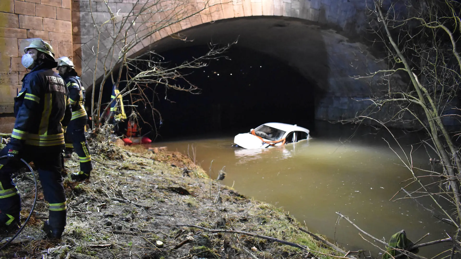  Auto stürzt Brücke in Bach hinab, 12.02.2022, Baden-Württemberg, Künzelsau: Ein PKW liegt unterhalb einer Brücke an der Haller Straße im Fluss Kocher. Zuvor war das Fahrzeug mitsamt dem Fahrer von der Straße abgekommen und rund vier Meter in das Gewässer gestürzt. Die Feuerwehr barg das Fahrzeug. Künzelsau Baden-Württemberg Deutschland Künzelsau Copyright: x xonw-imagesx/xFabianxKossx