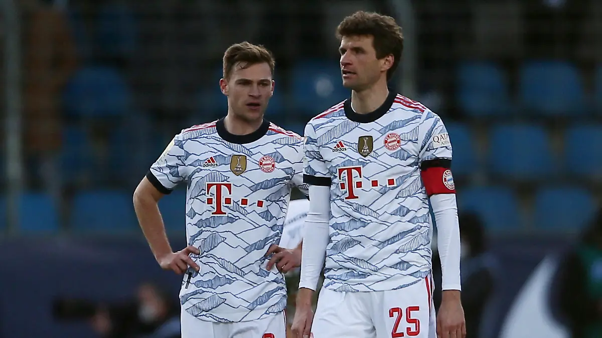 Soccer Football - Bundesliga - VfL Bochum v Bayern Munich - Ruhrstadion, Bochum, Germany - February 12, 2022 Bayern Munich's Joshua Kimmich and Thomas Muller look dejected after VfL Bochum's Cristian Gamboa scores their third goal REUTERS/Thilo Schmuelgen DFL REGULATIONS PROHIBIT ANY USE OF PHOTOGRAPHS AS IMAGE SEQUENCES AND/OR QUASI-VIDEO.