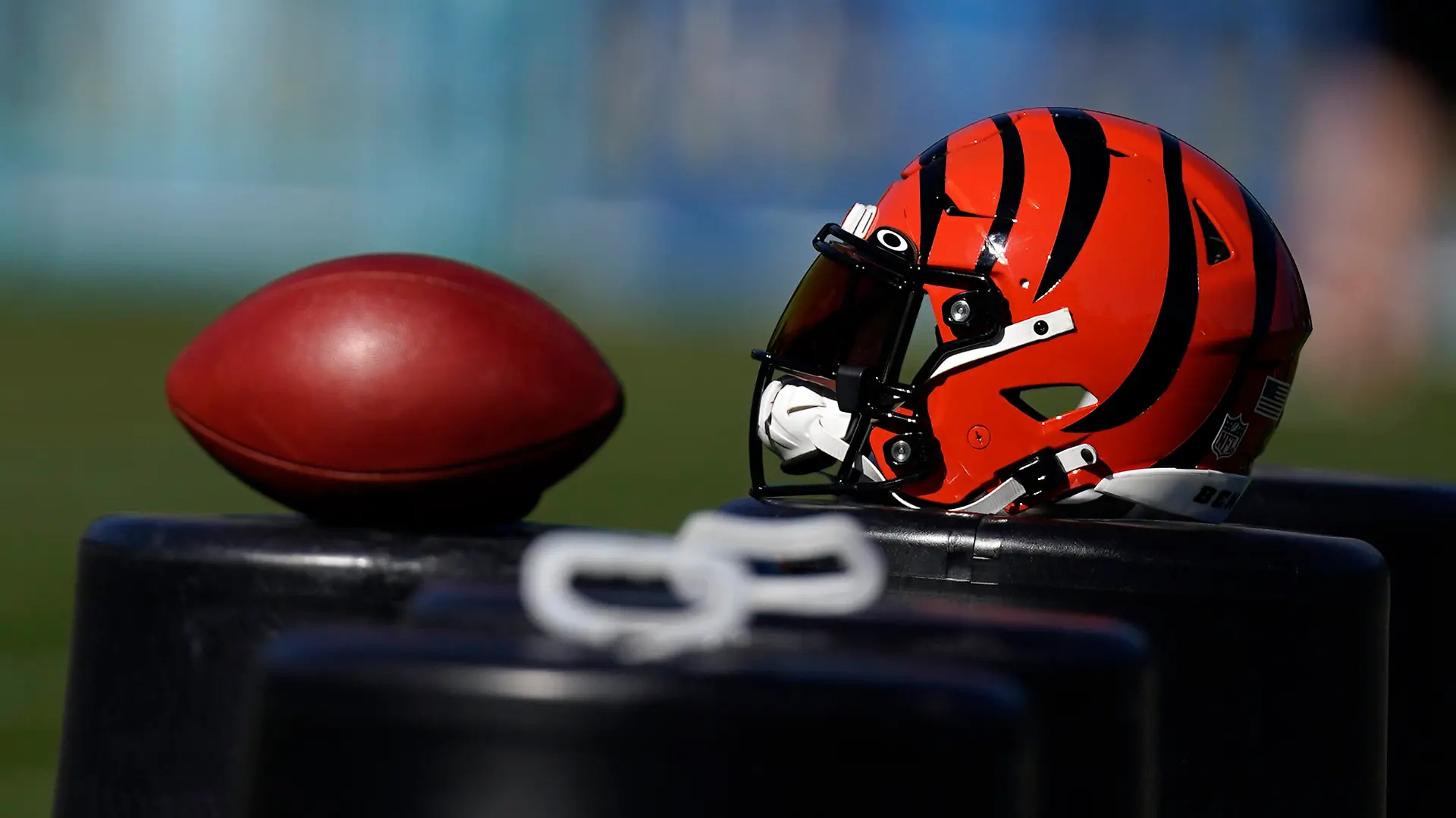 09.02.2022, USA, Inglewood: Ein Helm der Cincinnati Bengals liegt während eines Trainings an der Seitenlinie. Das Interesse am wichtigsten Saisonspiel des American Football nimmt in Deutschland ständig zu, wohl mehr als zwei Millionen Zuschauer schauen sich das Duell der Cincinnati Bengals gegen die Los Angeles Rams an.(zu dpa: «Football für Anfänger: Regeln und Grundwissen vor dem Super Bowl») Foto: Marcio Jose Sanchez/AP/dpa +++ dpa-Bildfunk +++