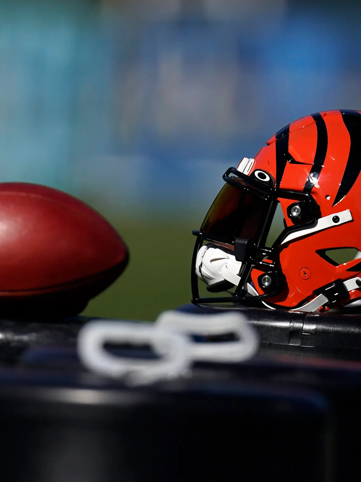 09.02.2022, USA, Inglewood: Ein Helm der Cincinnati Bengals liegt während eines Trainings an der Seitenlinie. Das Interesse am wichtigsten Saisonspiel des American Football nimmt in Deutschland ständig zu, wohl mehr als zwei Millionen Zuschauer schauen sich das Duell der Cincinnati Bengals gegen die Los Angeles Rams an.(zu dpa: «Football für Anfänger: Regeln und Grundwissen vor dem Super Bowl») Foto: Marcio Jose Sanchez/AP/dpa +++ dpa-Bildfunk +++
