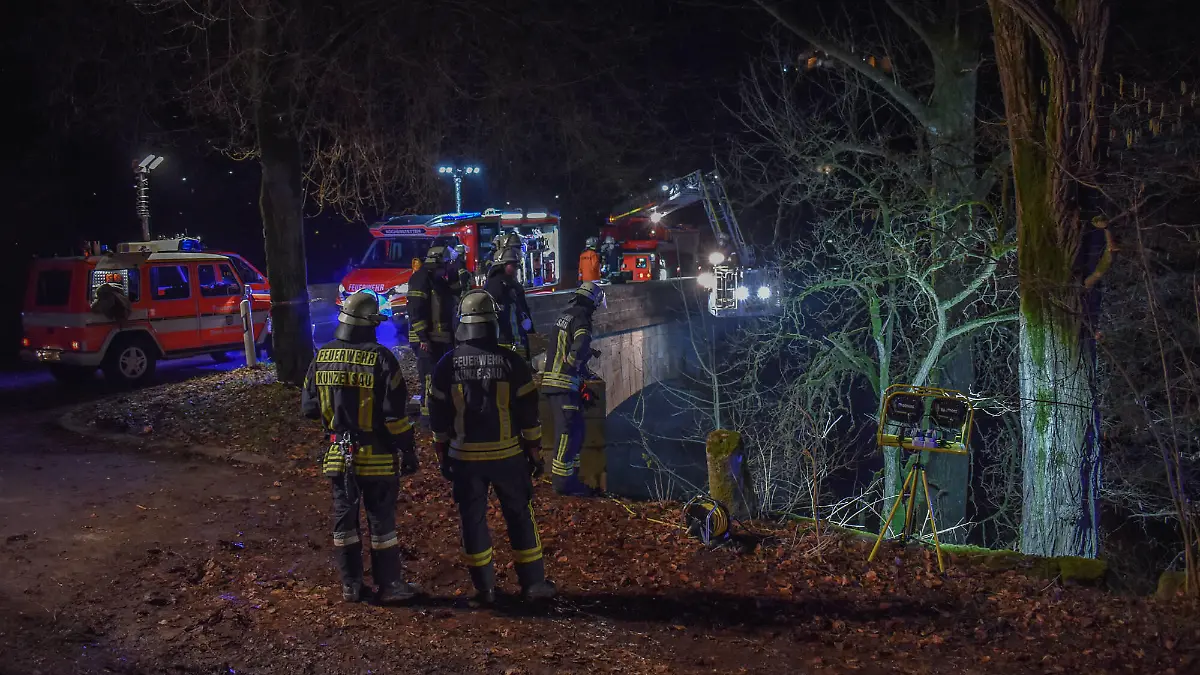 Auto stürzt Brücke in Bach hinab, 12.02.2022, Baden-Württemberg, Künzelsau: Ein PKW liegt unterhalb einer Brücke an der Haller Straße im Fluss Kocher. Zuvor war das Fahrzeug mitsamt dem Fahrer von der Straße abgekommen und rund vier Meter in das Gewässer gestürzt. Die Feuerwehr barg das Fahrzeug. Künzelsau Baden-Württemberg Deutschland Künzelsau Copyright: x xonw-imagesx/xFabianxKossx