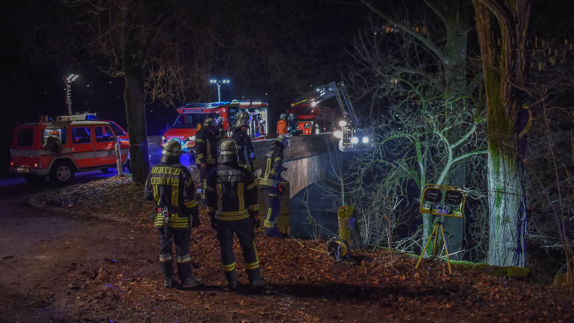  Auto stürzt Brücke in Bach hinab, 12.02.2022, Baden-Württemberg, Künzelsau: Ein PKW liegt unterhalb einer Brücke an der Haller Straße im Fluss Kocher. Zuvor war das Fahrzeug mitsamt dem Fahrer von der Straße abgekommen und rund vier Meter in das Gewässer gestürzt. Die Feuerwehr barg das Fahrzeug. Künzelsau Baden-Württemberg Deutschland Künzelsau Copyright: x xonw-imagesx/xFabianxKossx