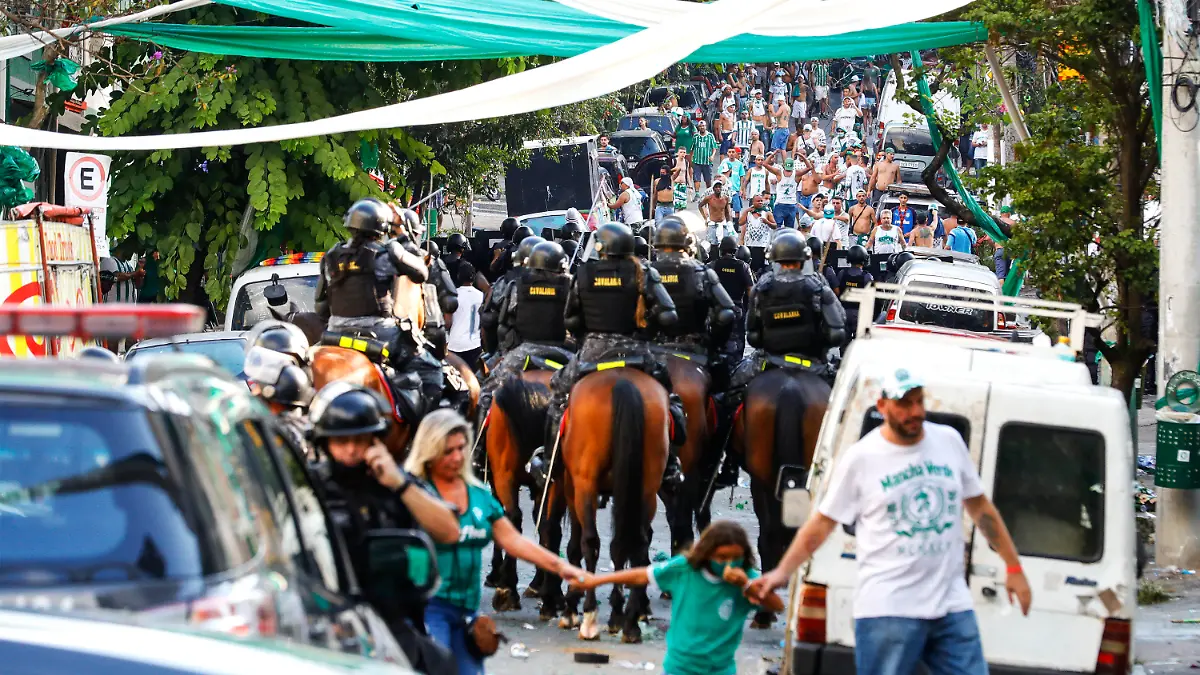 12.02.2022, Brasilien, Sao Paulo: Betrittene Polizisten treiben Fans des Fußballclubs Palmeiras auseinander, die nach einem Spiel ihrer Mannschaft in der Umgebung des Stadions von Palmeiras São Paulo randaliert haben. Ein Fan ist bei gewaltsamen Auseinandersetzungen in der Umgebung des Stadions von Palmeiras São Paulo nach dem Finale der Club-Weltmeisterschaft gegen den FC Chelsea in Abu Dhabi ums Leben gekommen. Foto: Marcelo Chello/AP/dpa +++ dpa-Bildfunk +++