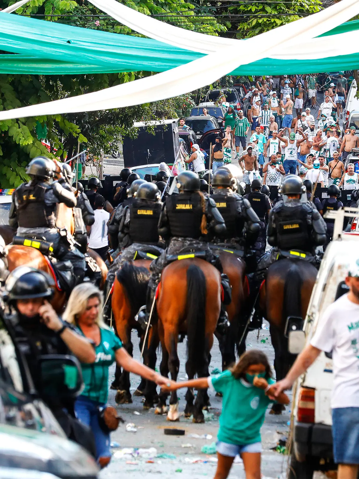 12.02.2022, Brasilien, Sao Paulo: Betrittene Polizisten treiben Fans des Fußballclubs Palmeiras auseinander, die nach einem Spiel ihrer Mannschaft in der Umgebung des Stadions von Palmeiras São Paulo randaliert haben. Ein Fan ist bei gewaltsamen Auseinandersetzungen in der Umgebung des Stadions von Palmeiras São Paulo nach dem Finale der Club-Weltmeisterschaft gegen den FC Chelsea in Abu Dhabi ums Leben gekommen. Foto: Marcelo Chello/AP/dpa +++ dpa-Bildfunk +++
