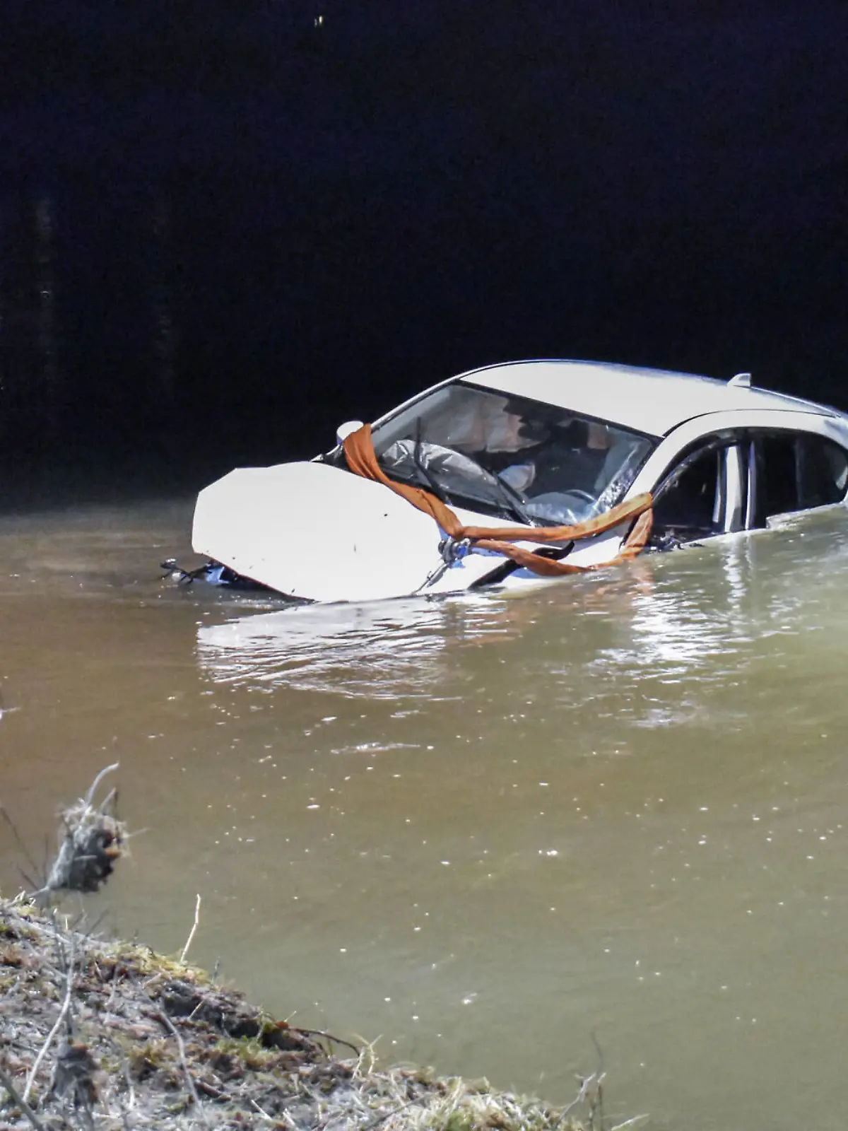  Auto stürzt Brücke in Bach hinab, 12.02.2022, Baden-Württemberg, Künzelsau: Ein PKW liegt unterhalb einer Brücke an der Haller Straße im Fluss Kocher. Zuvor war das Fahrzeug mitsamt dem Fahrer von der Straße abgekommen und rund vier Meter in das Gewässer gestürzt. Die Feuerwehr barg das Fahrzeug. Künzelsau Baden-Württemberg Deutschland Künzelsau Copyright: x xonw-imagesx/xFabianxKossx