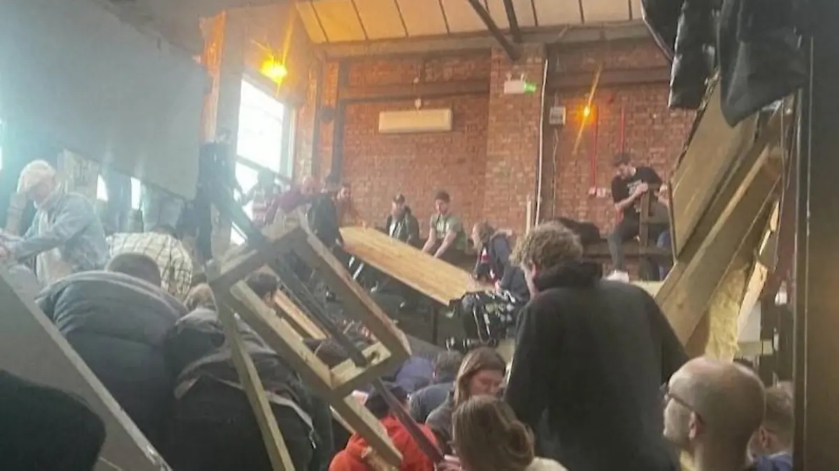 Ein Zwischengeschoss stürzt in der belebten Bar stürzt zusammen