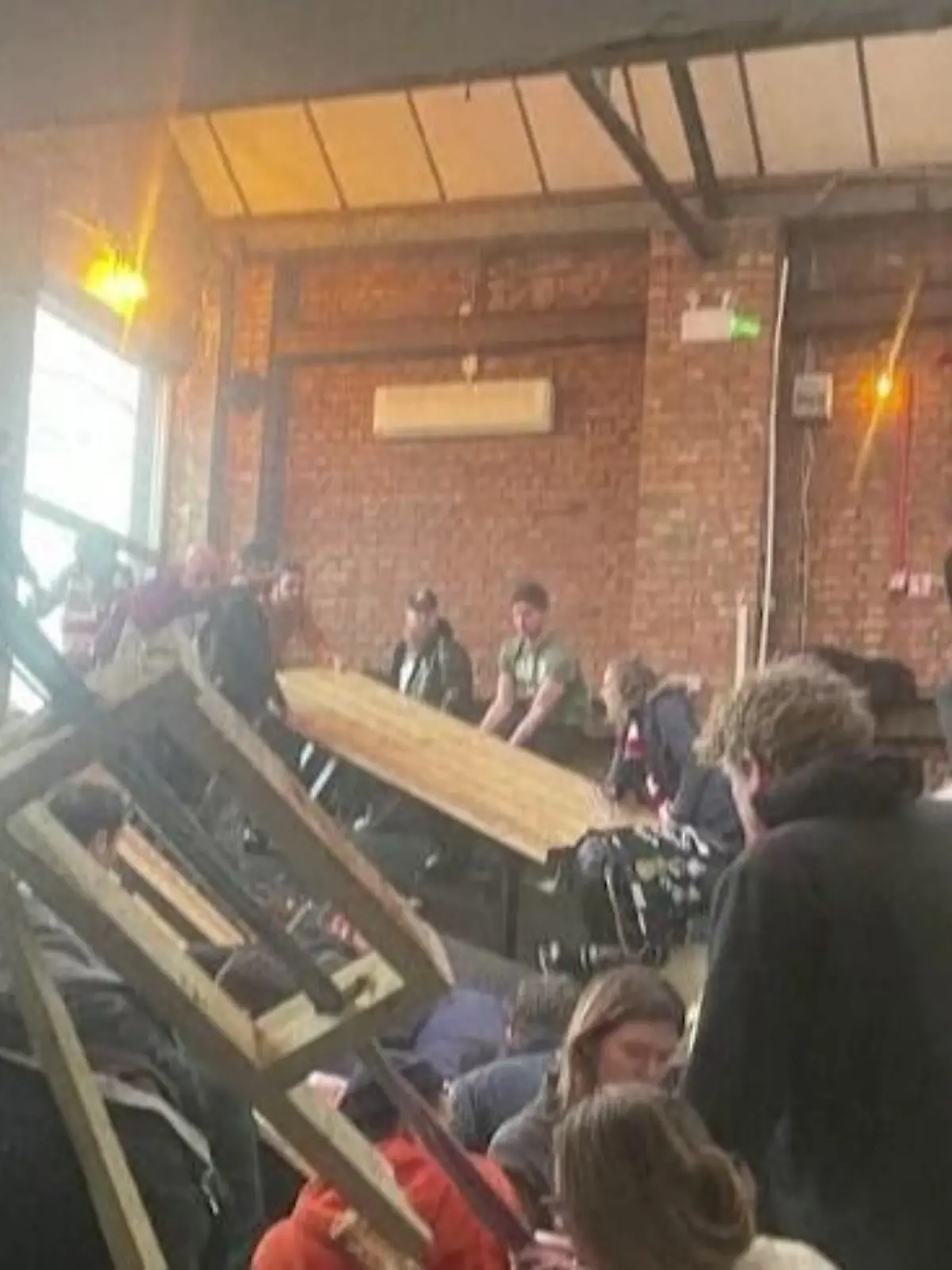 Ein Zwischengeschoss stürzt in der belebten Bar stürzt zusammen