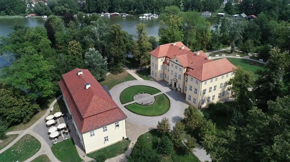 08.08.2018, Mecklenburg-Vorpommern, Mirow: Das Schlossensemble in Mirow mit dem Kavliershaus (l) und dem Schloss. Auf einem Festempfang im «3-Königinnen-Palais» im Kavaliershaus wurden die streng limitierten Gedenkmünzen in Gold und Silber zum 200. Todestag der englischen Königin Sophie Charlotte (1744-1818) vorgestellt. Die Monarchin stammte aus dem Hause Mecklenburg-Strelitz und stand 57 Jahre an der Spitze von Großbritannien und Irland. Sie wird zu den Begründern des heutigen englischen Königshauses gezählt. (Luftaufnahme mit einer Drohne /Copter) (zu «Sondermünzen für Urahnin des englischen Königshauses vorgestellt» vom 08.08.2018) Foto: Bernd Wüstneck/dpa