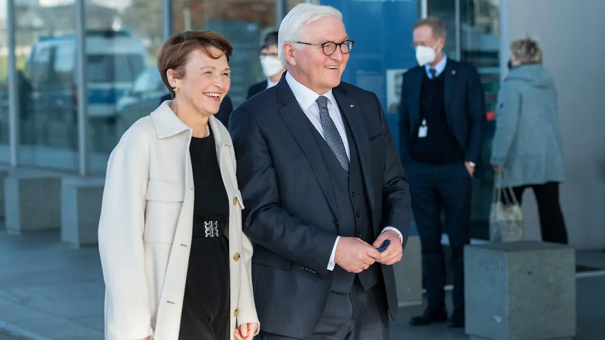 13.02.2022, Berlin: Elke Büdenbender und ihr Mann, Bundespräsident Frank-Walter Steinmeier, gehen in eine Pause bei der Wahl des Bundespräsidenten durch die Bundesversammlung im Paul-Löbe-Haus. Foto: Christophe Gateau/dpa +++ dpa-Bildfunk +++