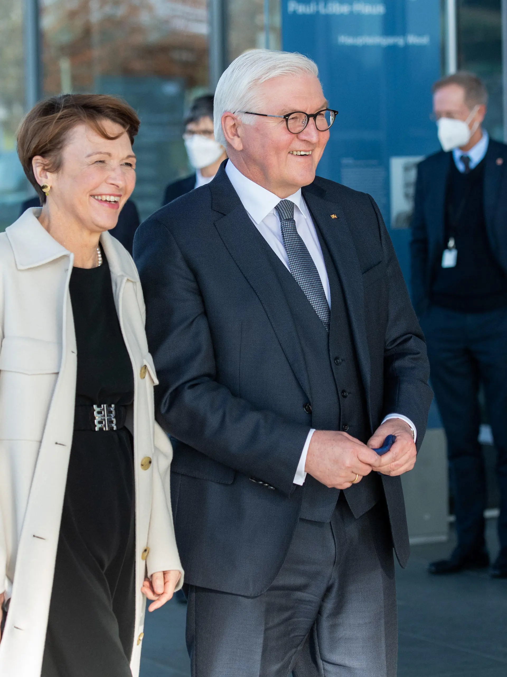 13.02.2022, Berlin: Elke Büdenbender und ihr Mann, Bundespräsident Frank-Walter Steinmeier, gehen in eine Pause bei der Wahl des Bundespräsidenten durch die Bundesversammlung im Paul-Löbe-Haus. Foto: Christophe Gateau/dpa +++ dpa-Bildfunk +++