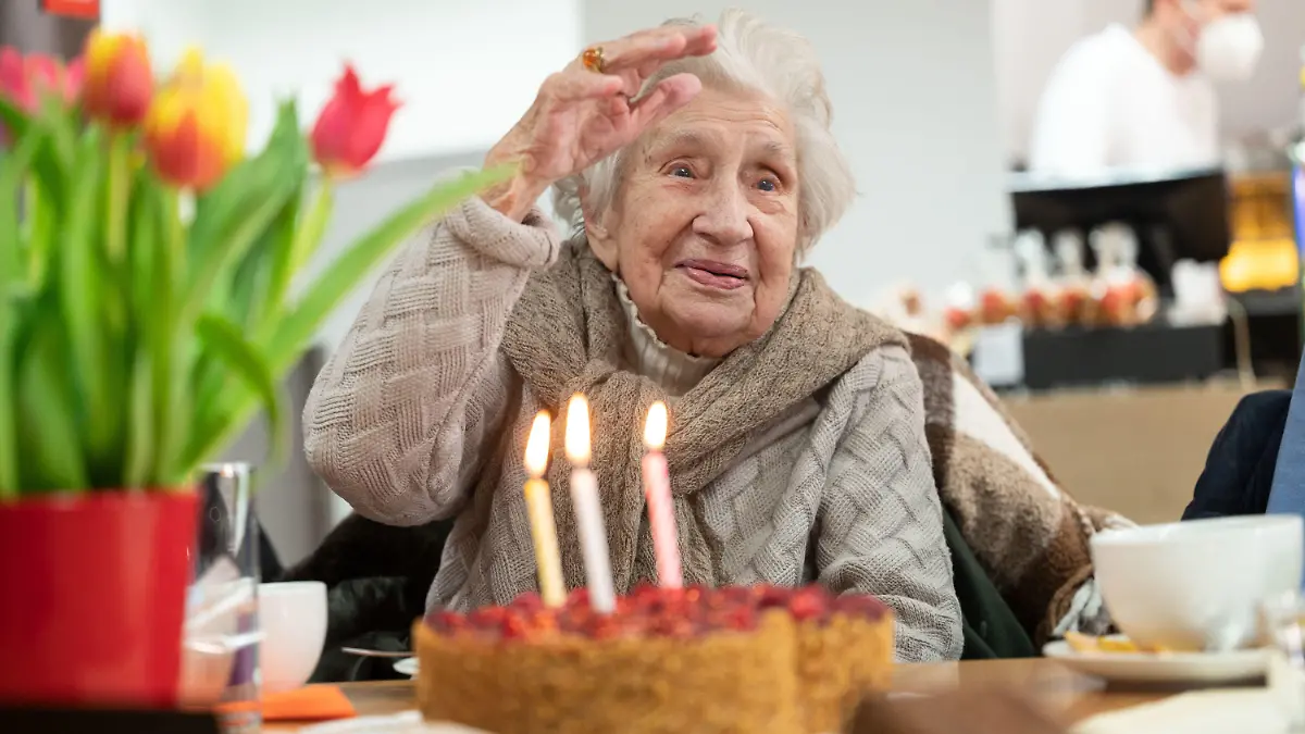 13.02.2022, Baden-Württemberg, Stuttgart: Mina Hehn feiert in einem Cafe ihren 109. Geburtstag. Die Uroma hatte über Weihnachten eine schwere Covid-19-Erkrankung überstanden. (zu dpa ·«Fast ein Wunder»: Uroma Mina übersteht Corona und wird 109·) Foto: Marijan Murat/dpa +++ dpa-Bildfunk +++