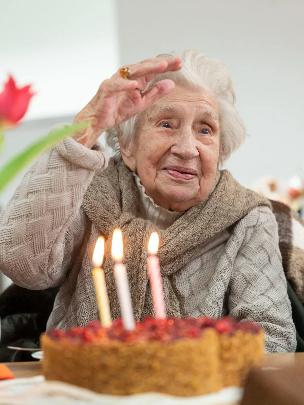 13.02.2022, Baden-Württemberg, Stuttgart: Mina Hehn feiert in einem Cafe ihren 109. Geburtstag. Die Uroma hatte über Weihnachten eine schwere Covid-19-Erkrankung überstanden. (zu dpa ·«Fast ein Wunder»: Uroma Mina übersteht Corona und wird 109·) Foto: Marijan Murat/dpa +++ dpa-Bildfunk +++