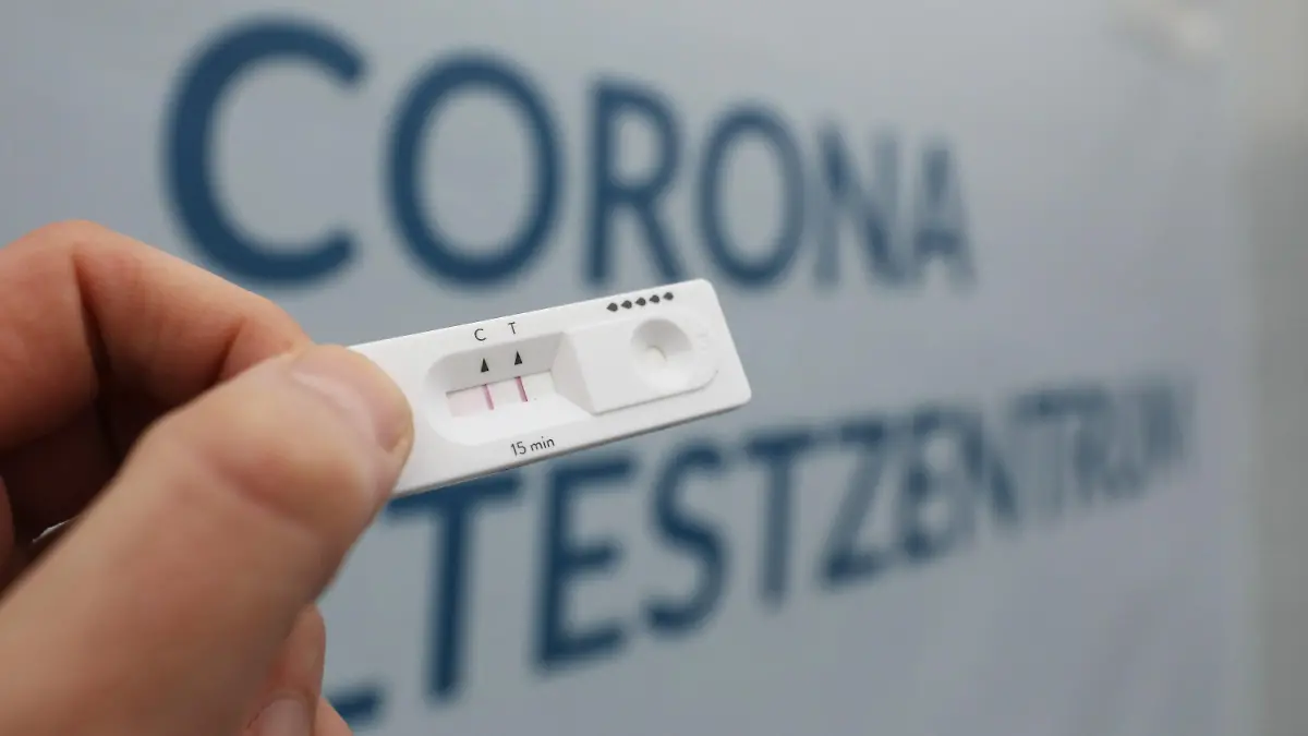 04.02.2022, Mecklenburg-Vorpommern, Rostock: Blick auf einen Schnelltest mit positivem Ergebnis an einem Testzentrum. Für den Anspruch auf kostenlose Corona-Tests greifen seit diesem Samstag neue Regeln: Die besonders genauen PCR-Tests gibt es künftig nur noch nach einem positiven Antigen-Schnelltest von einer Teststelle. Foto: Danny Gohlke/dpa +++ dpa-Bildfunk +++