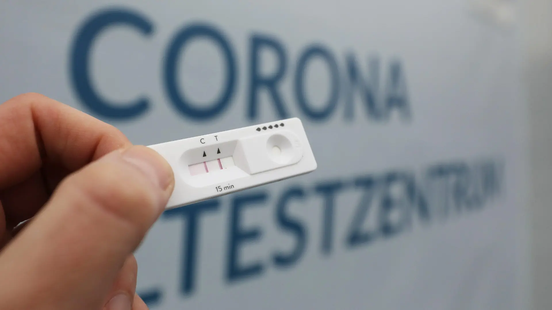 04.02.2022, Mecklenburg-Vorpommern, Rostock: Blick auf einen Schnelltest mit positivem Ergebnis an einem Testzentrum. Für den Anspruch auf kostenlose Corona-Tests greifen seit diesem Samstag neue Regeln: Die besonders genauen PCR-Tests gibt es künftig nur noch nach einem positiven Antigen-Schnelltest von einer Teststelle. Foto: Danny Gohlke/dpa +++ dpa-Bildfunk +++