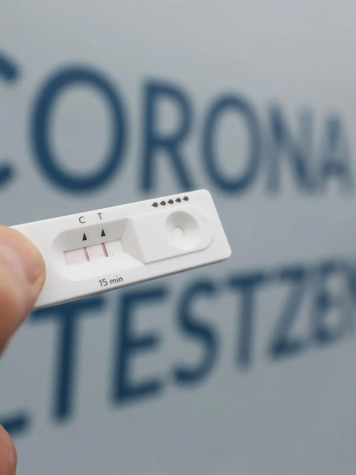 04.02.2022, Mecklenburg-Vorpommern, Rostock: Blick auf einen Schnelltest mit positivem Ergebnis an einem Testzentrum. Für den Anspruch auf kostenlose Corona-Tests greifen seit diesem Samstag neue Regeln: Die besonders genauen PCR-Tests gibt es künftig nur noch nach einem positiven Antigen-Schnelltest von einer Teststelle. Foto: Danny Gohlke/dpa +++ dpa-Bildfunk +++