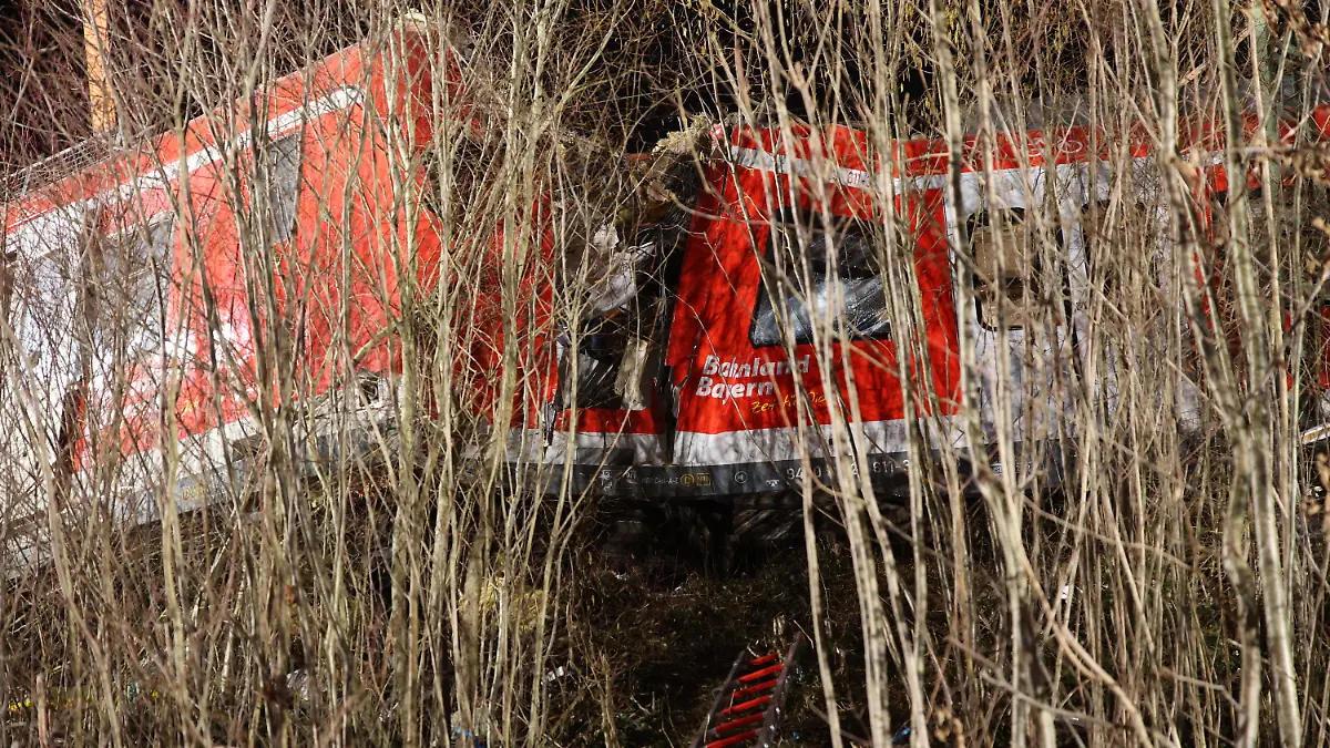 14.02.2022, Bayern, Schäftlarn: Ein Waggon ist an der Unfallstelle zu sehen. Beim Zusammenstoß zweier S-Bahnen im Landkreis München sind am Montag ein Mensch getötet und mehr als zehn verletzt worden. Es habe eine niedrige zweistellige Zahl an Verletzten gegeben, berichtete ein Sprecher des Münchner Polizeipräsidiums. Foto: Matthias Balk/dpa +++ dpa-Bildfunk +++