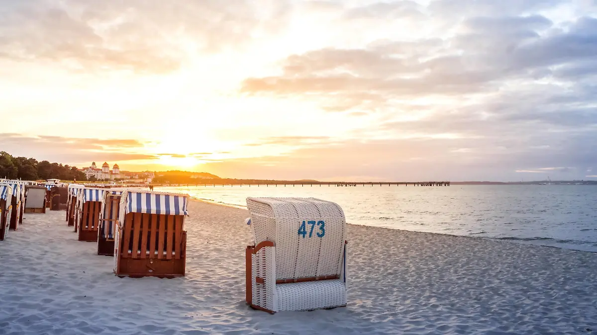 Germany, Mecklenburg-Western Pomerania, Ruegen, Binz, beach at sunset PUBLICATIONxINxGERxSUIxAUTxHUNxONLY PUF01435