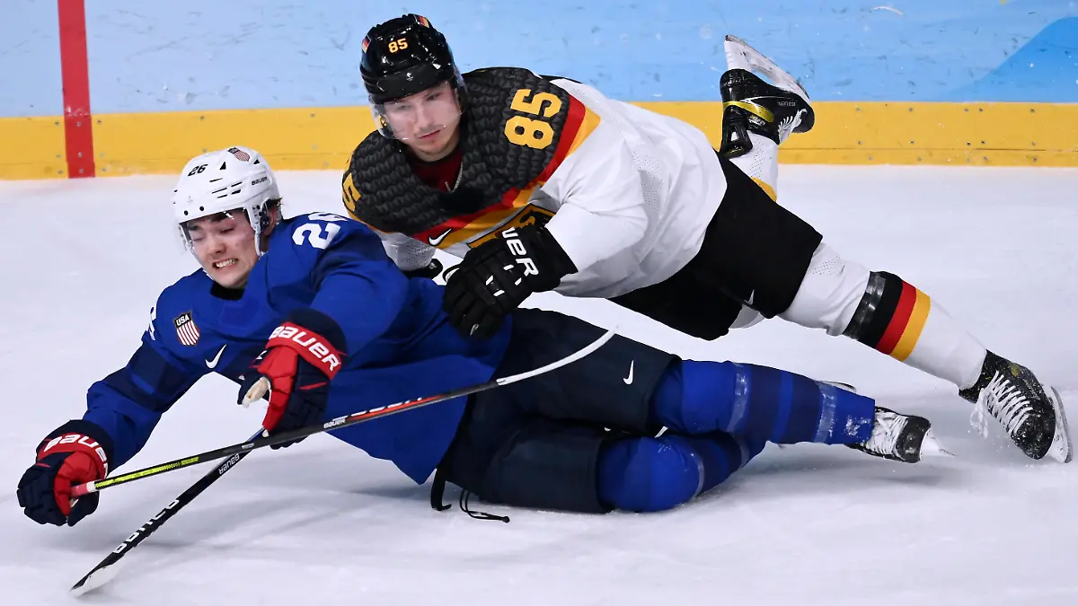 BRANDT Marcel Team GER FARRELL Sean Eishockey Spiel Vorrunde USA - Deutschland am Sonntag den 13.02.2022 in Beijing Olympische Winterspiele 2022 in Peking/ China *** BRANDT Marcel Team GER FARRELL Sean Ice Hockey Match Preliminary Round USA Germany on Sunday 13 02 2022 in Beijing 2022 Olympic Winter Games in Beijing China