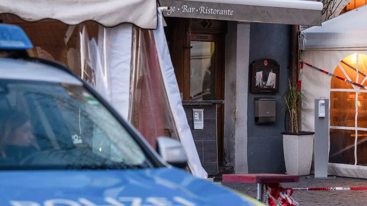 13.02.2022, Bayern, Weiden In Der Oberpfalz: Ein Polizeifahrzeug steht vor einem Lokal in der Innenstadt. Nach einem Restaurantbesuch ist ein 52-Jähriger möglicherweise an einer Vergiftung gestorben. Sieben weitere Personen seien verletzt worden, einige sogar schwer, teilte die Polizei am Sonntag mit. Foto: Armin Weigel/dpa +++ dpa-Bildfunk +++
