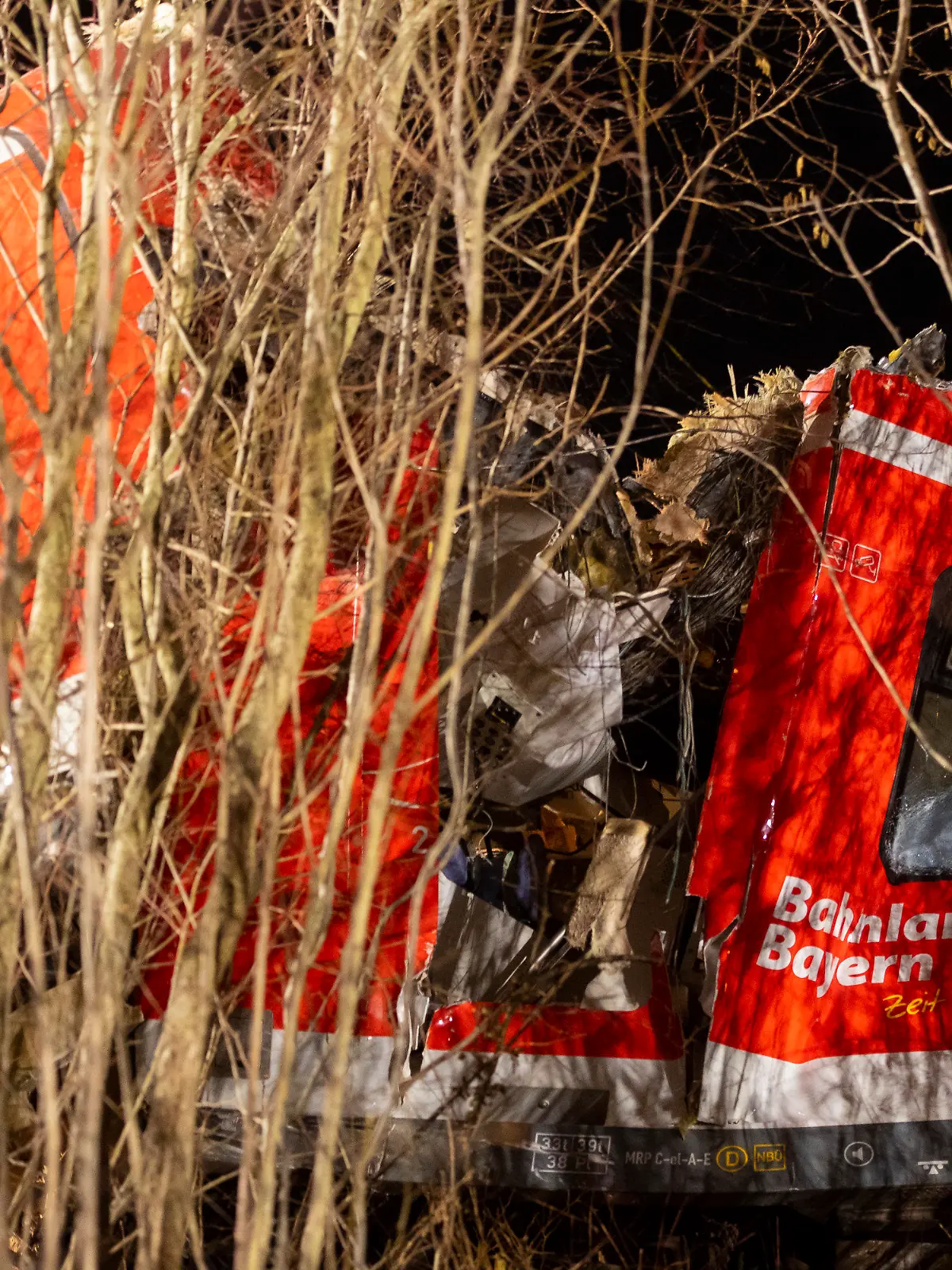 14.02.2022, Bayern, Schäftlarn: Die beiden beschädigten S-Bahn-Züge sind nach einem Zusammenstoß zweier S-Bahnen an der Unfallstelle zu sehen. Beim Zusammenstoß zweier S-Bahnen im Landkreis München sind am Montag ein Mensch getötet und mehr als zehn verletzt worden. Es habe eine niedrige zweistellige Zahl an Verletzten gegeben, berichtete ein Sprecher des Münchner Polizeipräsidiums. Foto: Lennart Preiss/dpa +++ dpa-Bildfunk +++