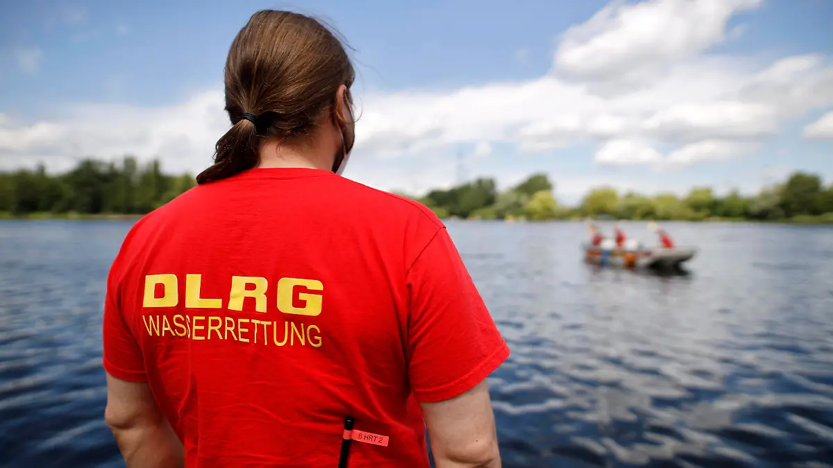  Wie Badeunfälle vermieden werden können, worauf Badewillige achten sollten und wie die Rettung eines Verunglückten abläuft, präsentiert die Feuerwehr Köln gemeinsam mit der Deutschen Lebens-Rettungs-Gesellschaft DLRG bei einer Notfall-Übung am Fühlinger See. Die ehrenamtlichen Kräfte der DLRG, die Taucher der Feuerwehr Köln und die Kräfte der Freiwilligen Feuerwehr Fühlingen mit Echolot, demonstrieren realitätsnah die Rettung eines Ertrinkenden. Köln, 20.06.2021 *** How bathing accidents can be avoided, what bathers should watch out for and how the rescue of a victim proceeds, is presented by the Cologne Fire Brigade together with the German Life Saving Association DLRG during an emergency exercise at Lake Fühlingen The vo Foto:xC.xHardtx/xFuturexImage