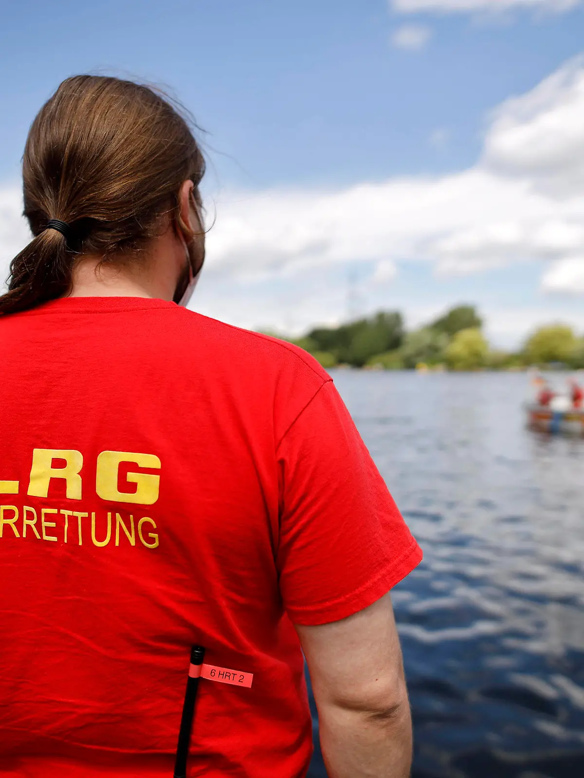  Wie Badeunfälle vermieden werden können, worauf Badewillige achten sollten und wie die Rettung eines Verunglückten abläuft, präsentiert die Feuerwehr Köln gemeinsam mit der Deutschen Lebens-Rettungs-Gesellschaft DLRG bei einer Notfall-Übung am Fühlinger See. Die ehrenamtlichen Kräfte der DLRG, die Taucher der Feuerwehr Köln und die Kräfte der Freiwilligen Feuerwehr Fühlingen mit Echolot, demonstrieren realitätsnah die Rettung eines Ertrinkenden. Köln, 20.06.2021 *** How bathing accidents can be avoided, what bathers should watch out for and how the rescue of a victim proceeds, is presented by the Cologne Fire Brigade together with the German Life Saving Association DLRG during an emergency exercise at Lake Fühlingen The vo Foto:xC.xHardtx/xFuturexImage