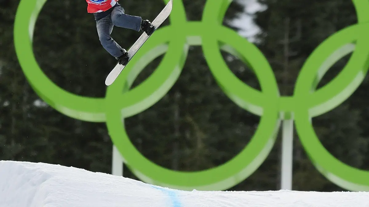 Bildnummer: 05503259 Datum: 16.02.2010 Copyright: imago/HochZwei/International
Olympic Winter Games Vancouver 2010 - Olympische Winter Spiele Vancouver 2010, Snowboard (Ladies Snowboard Cross), Lindsey Jacobellis, 2, of the USA competes in a qualifying round in the women s snowboard cross at Cypress Mountain in Vancouver BC, Canada during the 2010 Winter Olympics Tuesday February 16, 2010. xHOCHxZWEIx/xnewsportx PUBLICATIONxINxGERxSUIxAUTxONLY; OS Spiele Winter Winterspiele Vancouver Cypress Mountain Snowboard Damen Snowboardcross Boarder Cross Aktion vdig xub 2010 quer Aufmacher Vancouver Kanada Olympische Spiele - Olympic Games - sports Olympiade Olympia olympisch olympische kanadische partner02 Aktion - action Aktionsbild Aktionsfoto
Image number 05503259 date 16 02 2010 Copyright imago HochZwei International Olympic Winter Games Vancouver 2010 Olympic Winter Games Vancouver 2010 Snowboarding Ladies Snowboarding Cross Lindsey Jacob Ellis 2 of The USA Compet in A Qualifying Round in The Women s Snowboarding Cross AT Cypress Mountain in Vancouver BC Canada during The 2010 Winter Olympics Tuesday February 16 2010 xHOCHxZWEIx PUBLICATIONxINxGERxSUIxAUTxONLY OS Games Winter Winter Games Vancouver Cypress Mountain Snowboarding women Snowboard Cross Boarders Cross Action shot Vdig xub 2010 horizontal Highlight Vancouver Canada Olympic Games Olympic Games Sports Olympics Olympia Olympisch Olympic Canadian partner02 Action shot Action Action Figure Action photo