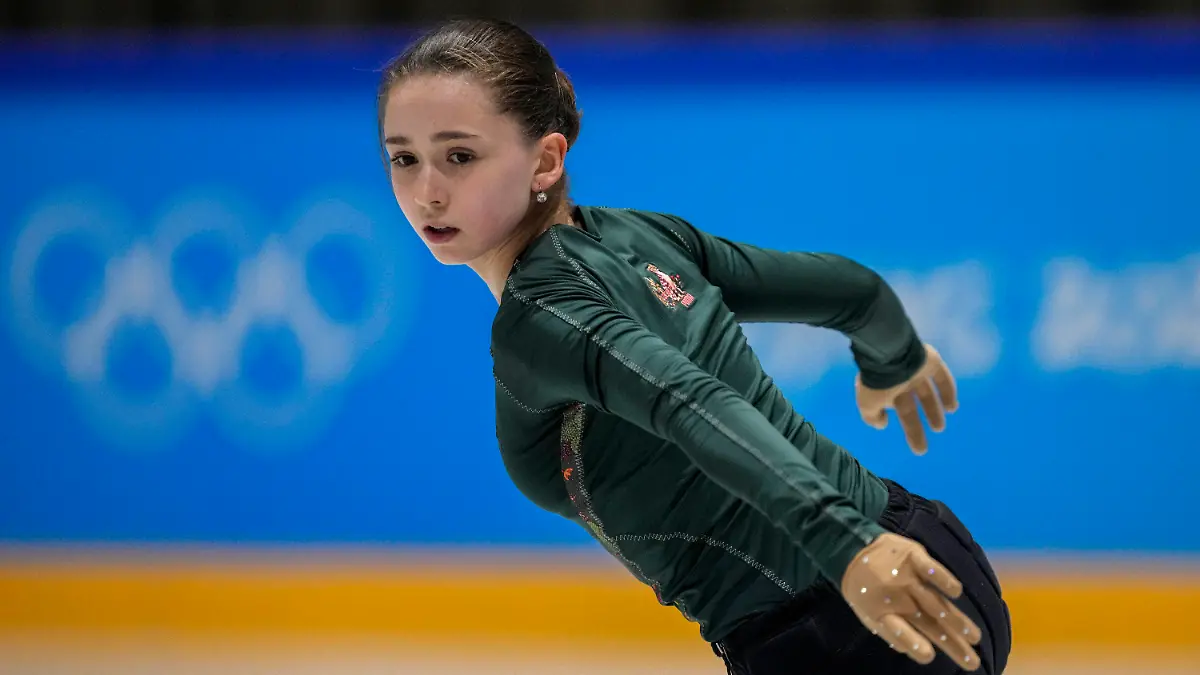 12.02.2022, China, Beijing: Olympia, Eiskunstlauf, Damen, Training, Kamila Walijewa vom Russischen Olympischen Komitee trainiert. Foto: Bernat Armangue/AP/dpa +++ dpa-Bildfunk +++