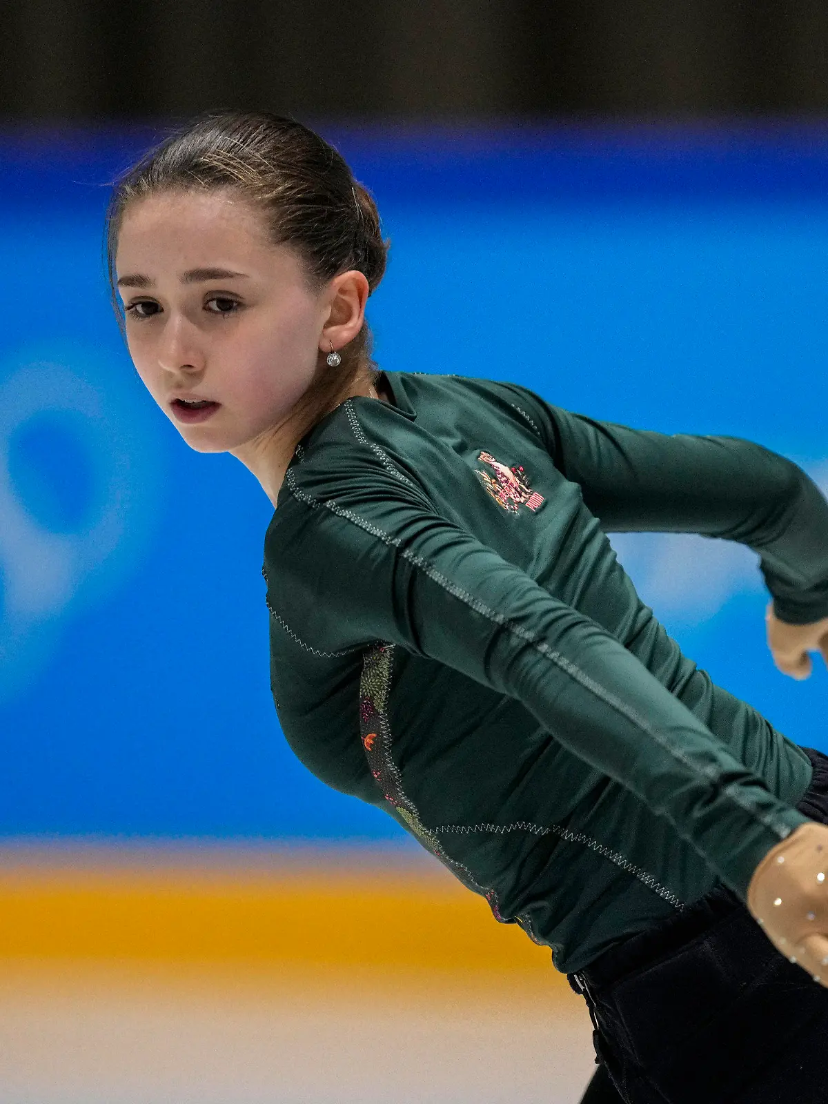12.02.2022, China, Beijing: Olympia, Eiskunstlauf, Damen, Training, Kamila Walijewa vom Russischen Olympischen Komitee trainiert. Foto: Bernat Armangue/AP/dpa +++ dpa-Bildfunk +++