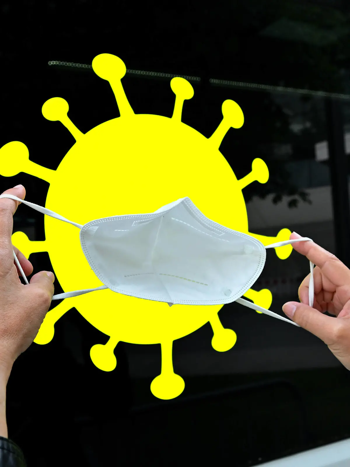  Viren-Abwehr. Hände mit FFP2 Schutzmaske vor einem Coronavirus Piktogramm als Symbolbild. München Bayern Deutschland *** virus defense hands with FFP2 protective mask in front of a coronavirus pictogram as symbol picture Munich Bavaria Germany Copyright: xRolfxPossx