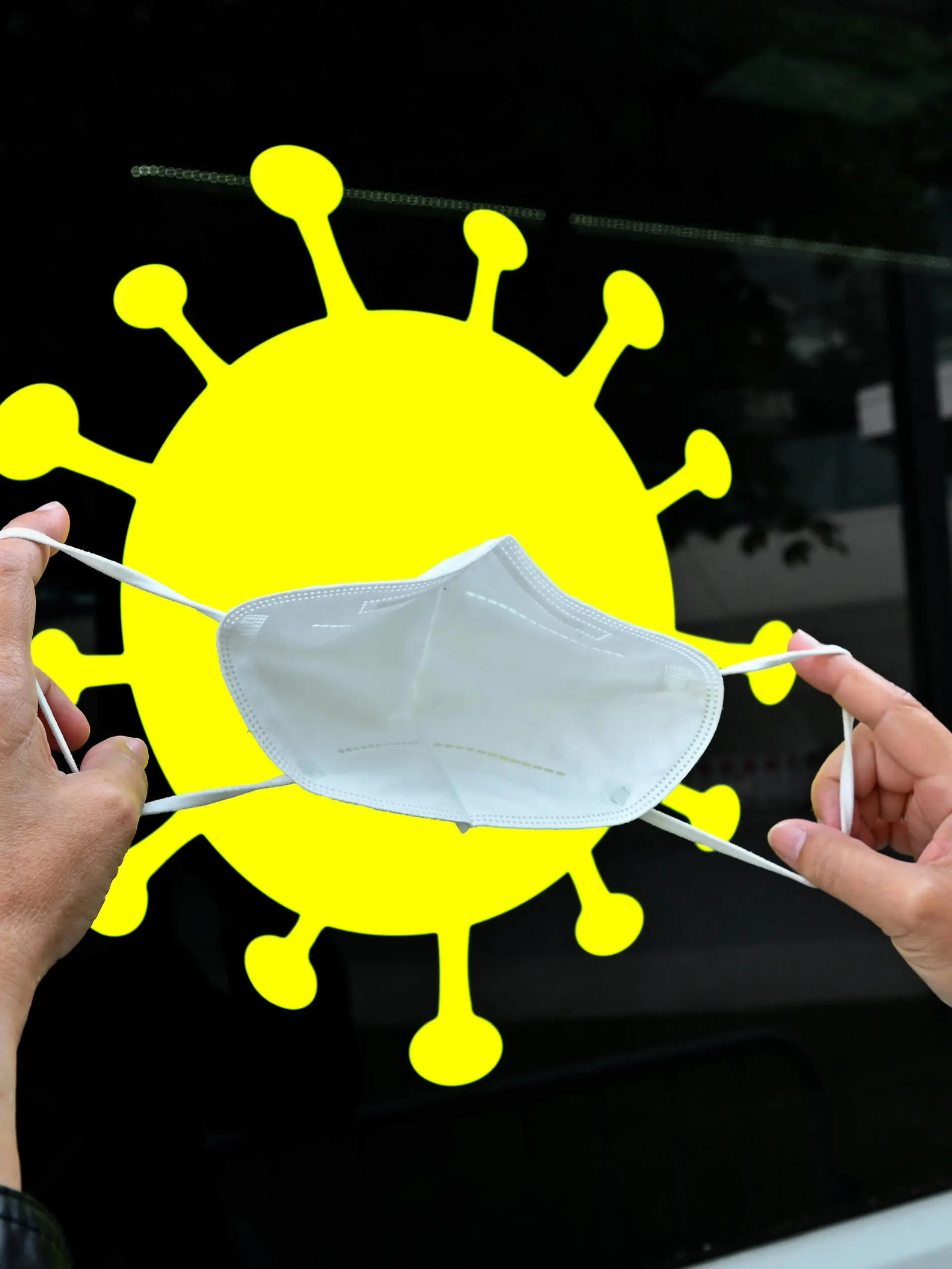  Viren-Abwehr. Hände mit FFP2 Schutzmaske vor einem Coronavirus Piktogramm als Symbolbild. München Bayern Deutschland *** virus defense hands with FFP2 protective mask in front of a coronavirus pictogram as symbol picture Munich Bavaria Germany Copyright: xRolfxPossx