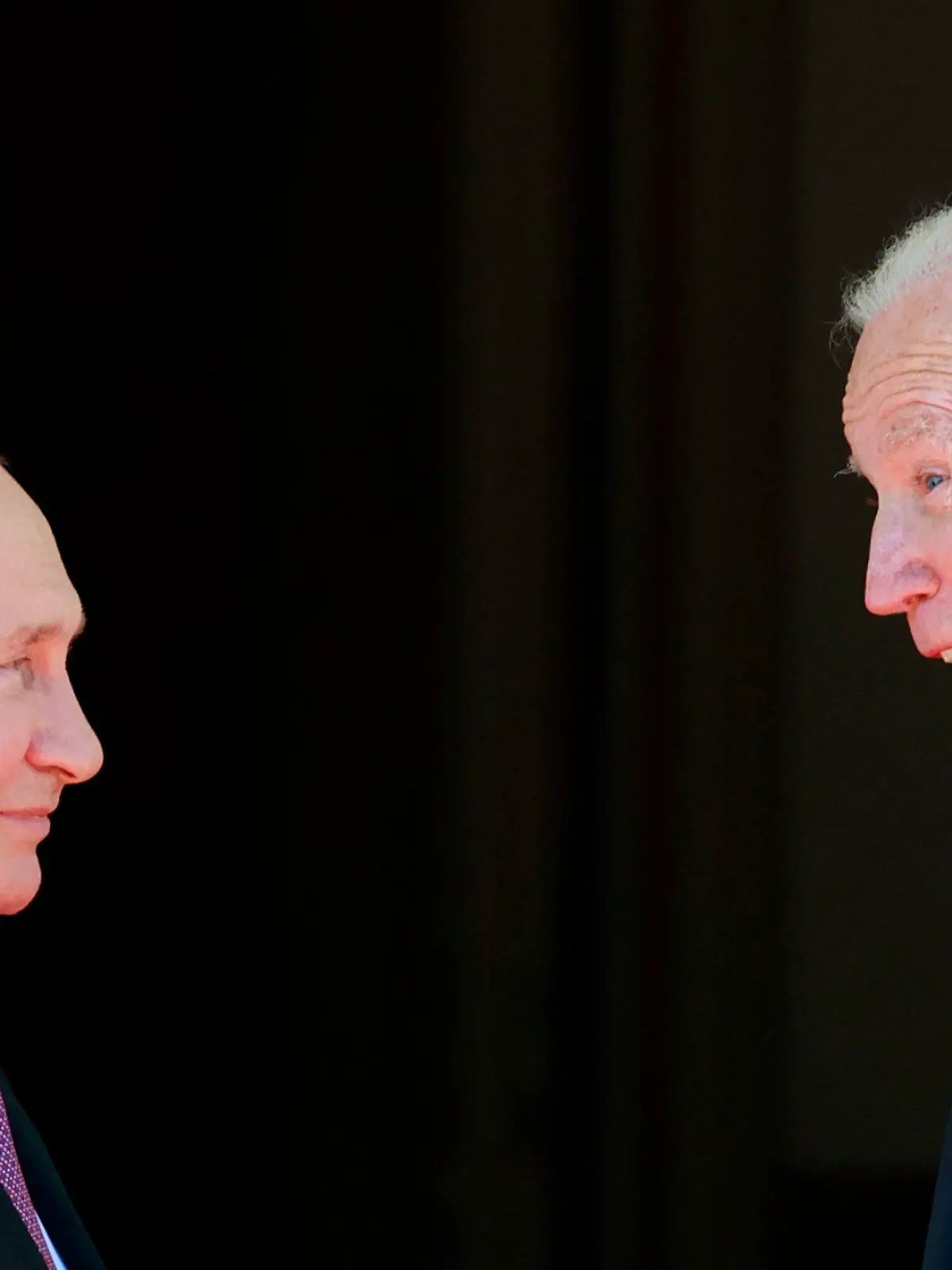 ARCHIV - 16.06.2021, Schweiz, Genf: Der russische Präsident Wladimir Putin (l) und US-Präsident Joe Biden bei ihrem Treffen in der "Villa la Grange".  Angesichts der weiter zunehmenden Spannungen im Ukraine-Konflikt wollen Russlands Staatschef Wladimir Putin und US-Präsident Joe Biden nach Kremlangaben an diesem Samstag telefonieren. Foto: Denis Balibouse/Pool Reuters/dpa +++ dpa-Bildfunk +++
