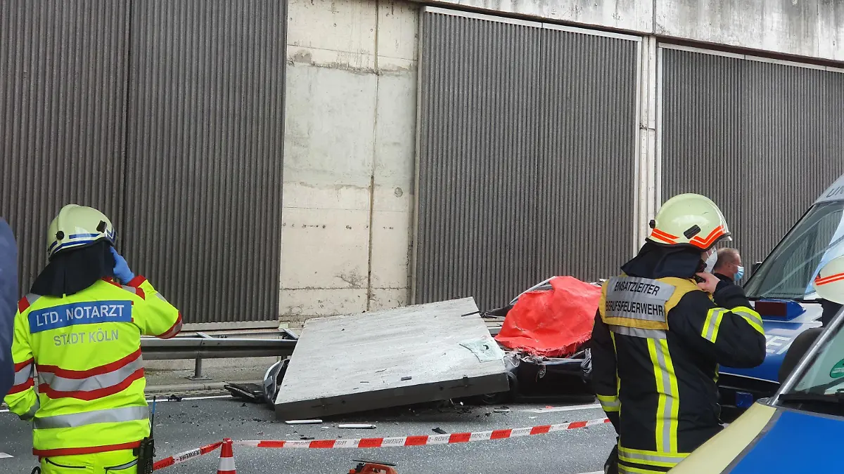 ARCHIV - 13.11.2020, Nordrhein-Westfalen, Köln: Ein Betonteil einer Lärmschutzwand liegt auf der Autobahn 3 (A3) auf einem Pkw. Versäumnisse beim Landesbetrieb Straßen.NRW sollen nach Erkenntnissen des Verkehrsministeriums mindestens «mitursächlich» für den tödlichen Unfall mit einer Betonplatte auf der A3 gewesen sein. Laut einem Bericht an den Landtag hätte die Platte nie eingebaut werden dürfen. Foto: Daniel Evers/WupperVideo/dpa +++ dpa-Bildfunk +++