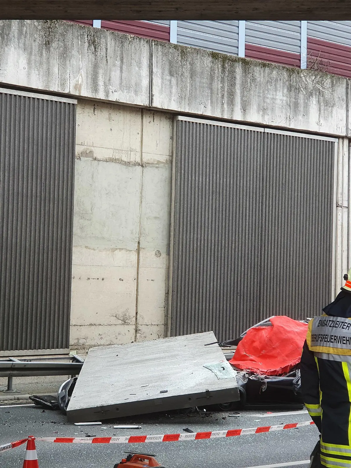 ARCHIV - 13.11.2020, Nordrhein-Westfalen, Köln: Ein Betonteil einer Lärmschutzwand liegt auf der Autobahn 3 (A3) auf einem Pkw. Versäumnisse beim Landesbetrieb Straßen.NRW sollen nach Erkenntnissen des Verkehrsministeriums mindestens «mitursächlich» für den tödlichen Unfall mit einer Betonplatte auf der A3 gewesen sein. Laut einem Bericht an den Landtag hätte die Platte nie eingebaut werden dürfen. Foto: Daniel Evers/WupperVideo/dpa +++ dpa-Bildfunk +++