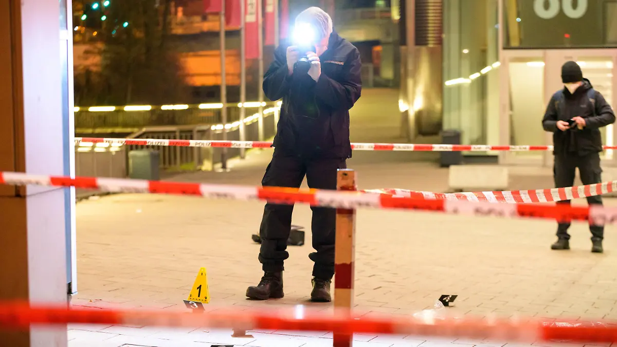 12.02.2022, Hamburg: Kriminaltechniker ermitteln am abgesperrten Fundort des Verletzten vor einem Einkaufszentrum. Bei einer Messerattacke in Hamburg-Harburg ist ein Mann nach Polizeiangaben «nicht unerheblich» verletzt worden. Die Mordkommission ermittele, sagte ein Sprecher des Lagezentrums der Polizei nach der Tat am Samstagabend. Foto: Jonas Walzberg/dpa +++ dpa-Bildfunk +++