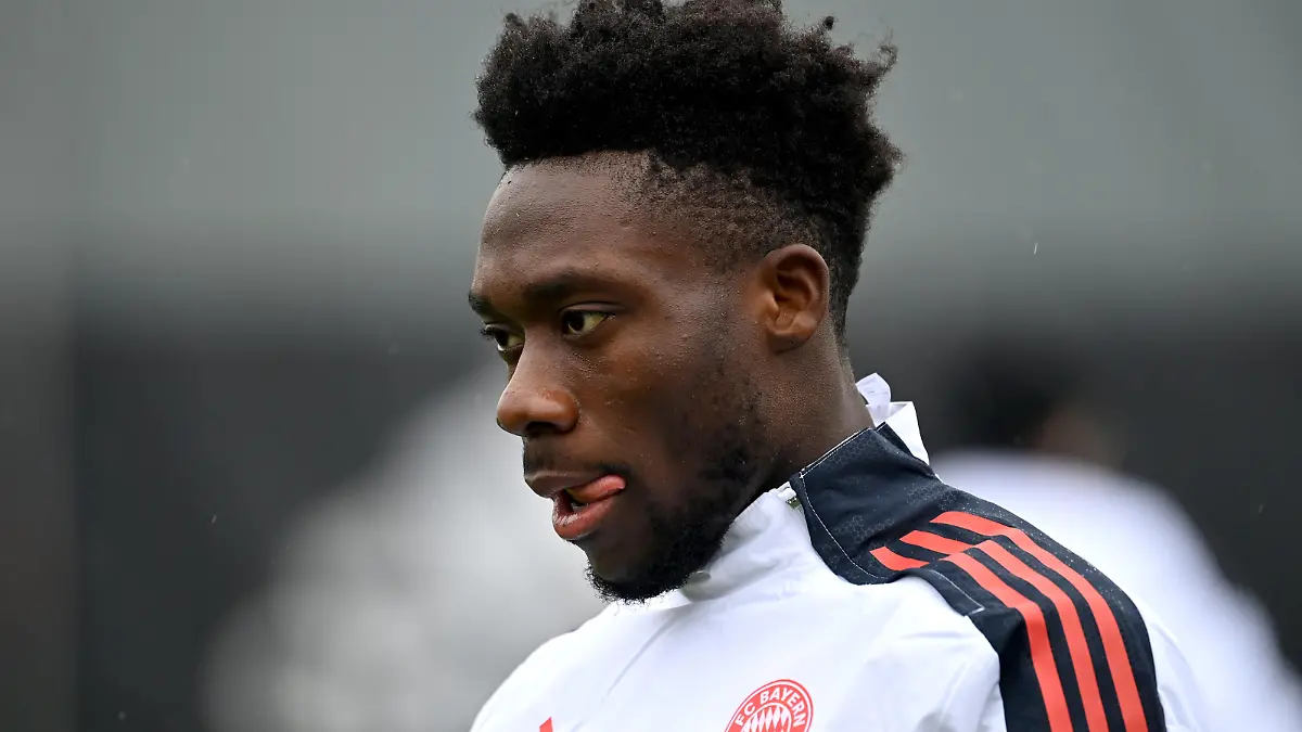 Alphonso DAVIES (Bayern Muenchen) mit Corona infiziert, Archivfoto; Alphonso DAVIES (Bayern Muenchen), Aktion,Einzelbild,angeschnittenes Einzelmotiv,Portraet,Portrait,PortrÅ t. Fussball Champions League/ Dynamo Kiew-FC Bayern Muenchen,Abschlusstraining am 22.11.2021 Â