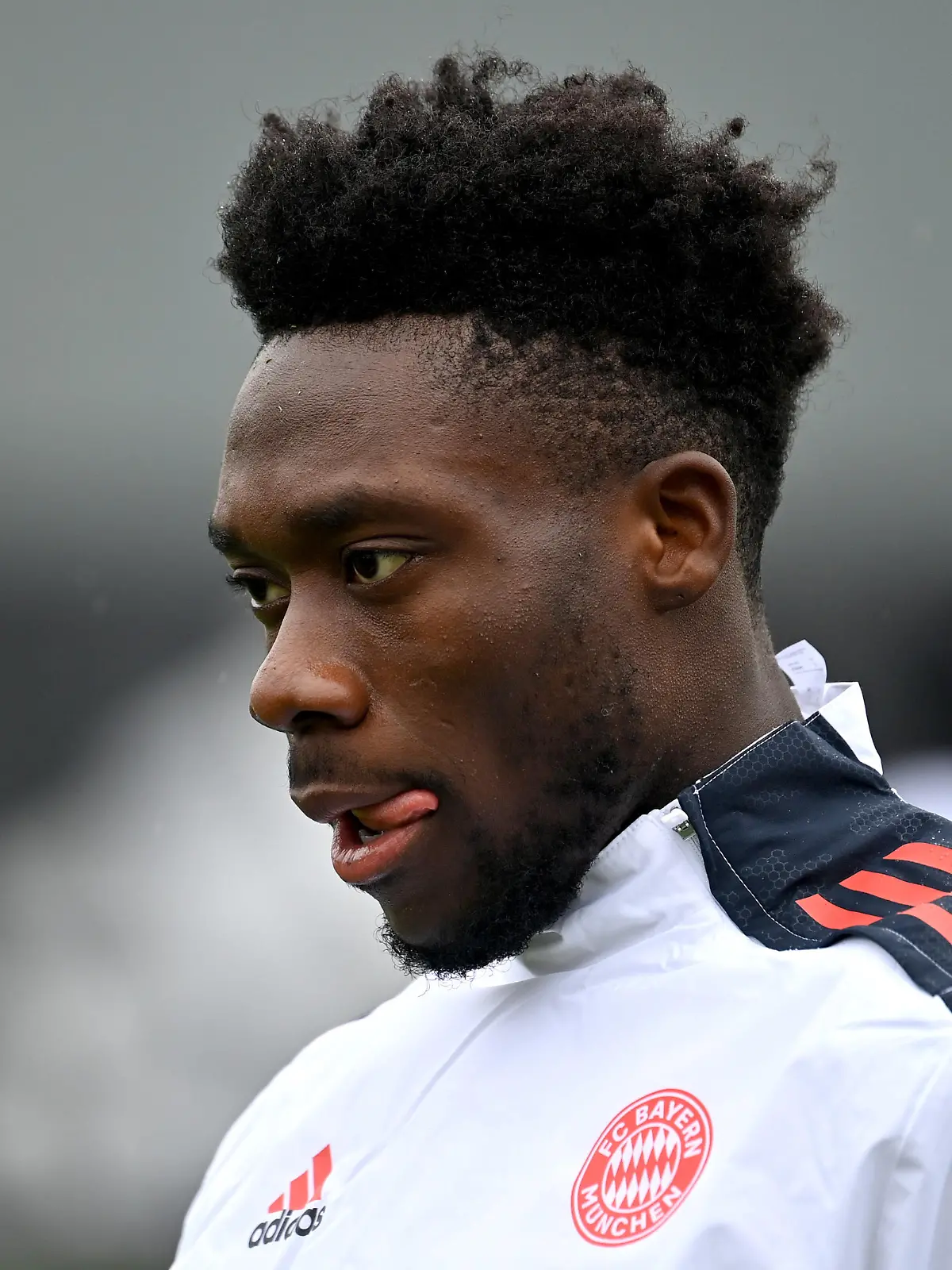 Alphonso DAVIES (Bayern Muenchen) mit Corona infiziert, Archivfoto; Alphonso DAVIES (Bayern Muenchen), Aktion,Einzelbild,angeschnittenes Einzelmotiv,Portraet,Portrait,PortrÅ t. Fussball Champions League/ Dynamo Kiew-FC Bayern Muenchen,Abschlusstraining am 22.11.2021 Â