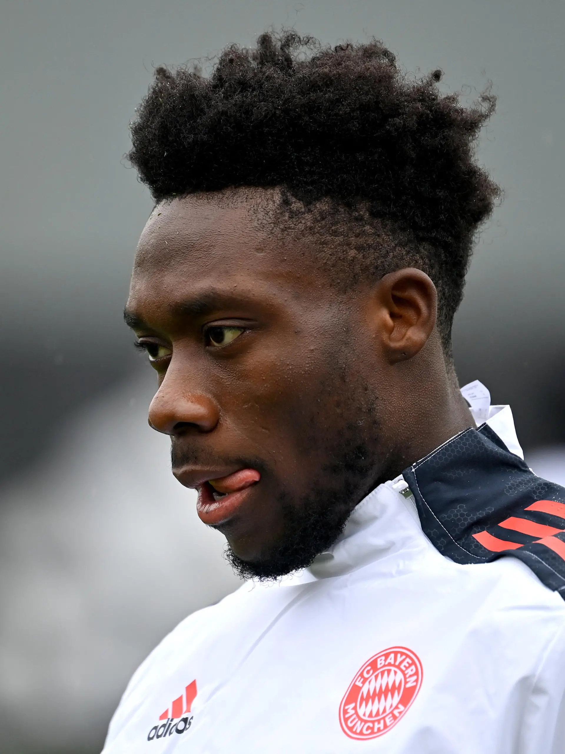 Alphonso DAVIES (Bayern Muenchen) mit Corona infiziert, Archivfoto; Alphonso DAVIES (Bayern Muenchen), Aktion,Einzelbild,angeschnittenes Einzelmotiv,Portraet,Portrait,PortrÅ t. Fussball Champions League/ Dynamo Kiew-FC Bayern Muenchen,Abschlusstraining am 22.11.2021 Â
