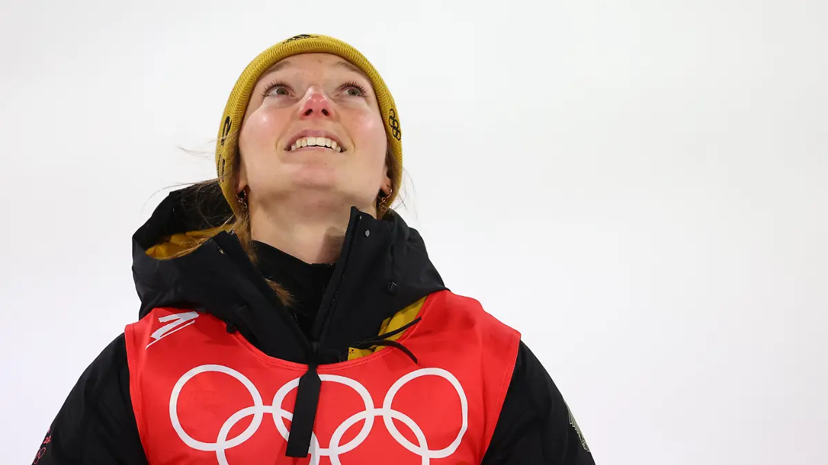 05.02.2022, China, Zhangjiakou: Olympia, Skispringen, Normalschanze, Frauen im Nationalen Skisprungzentrum. Katharina Althaus aus Deutschland feiert nach dem Sprung. Althaus hat bei den Olympischen Winterspielen in China die erste Medaille für das deutsche Team gewonnen. Sie wurde Zweite und sicherte Silber. Foto: Daniel Karmann/dpa +++ dpa-Bildfunk +++
