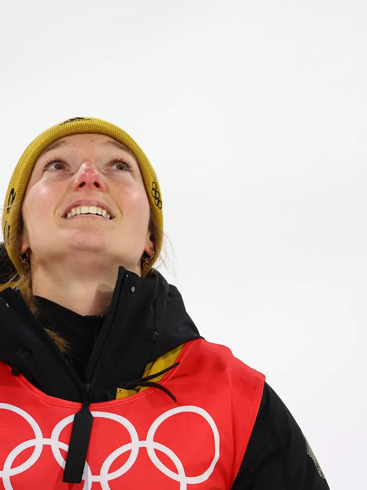 05.02.2022, China, Zhangjiakou: Olympia, Skispringen, Normalschanze, Frauen im Nationalen Skisprungzentrum. Katharina Althaus aus Deutschland feiert nach dem Sprung. Althaus hat bei den Olympischen Winterspielen in China die erste Medaille für das deutsche Team gewonnen. Sie wurde Zweite und sicherte Silber. Foto: Daniel Karmann/dpa +++ dpa-Bildfunk +++