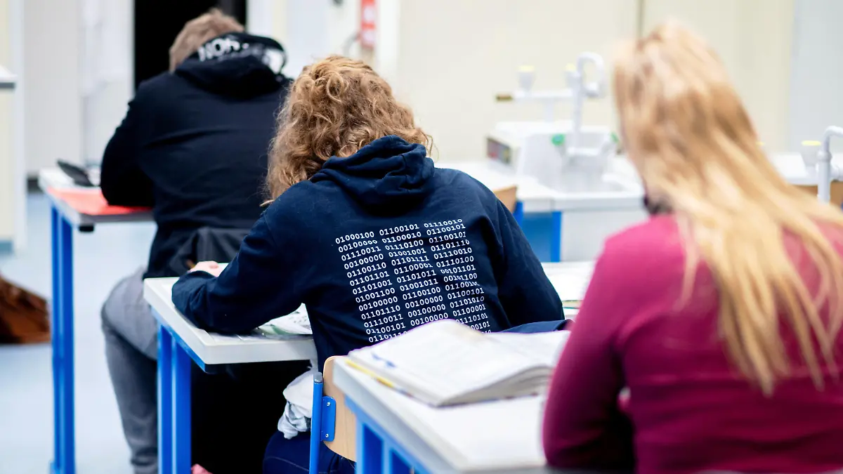 11.01.2021, Niedersachsen, Oldenburg: Schülerinnen und Schüler eines Kurses der Oberstufe sitzen in einem Klassenraum der Graf-Anton-Günther-Schule und bearbeiten eine Aufgabe. In Niedersachsen gilt in der ersten Woche nur für Abschlussklassen das sogenannte Szenario B mit Wechselunterricht in geteilten Klassen. Foto: Hauke-Christian Dittrich/dpa - ACHTUNG: Nur zur redaktionellen Verwendung im Zusammenhang mit der aktuellen Berichterstattung und nur mit vollständiger Nennung des vorstehenden Credits +++ dpa-Bildfunk +++