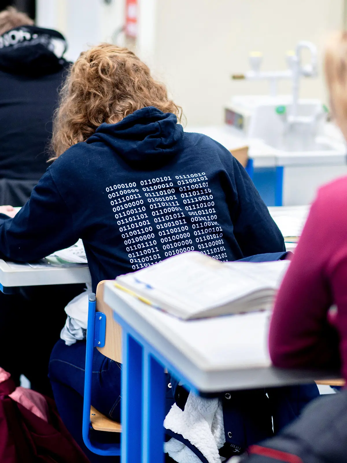 11.01.2021, Niedersachsen, Oldenburg: Schülerinnen und Schüler eines Kurses der Oberstufe sitzen in einem Klassenraum der Graf-Anton-Günther-Schule und bearbeiten eine Aufgabe. In Niedersachsen gilt in der ersten Woche nur für Abschlussklassen das sogenannte Szenario B mit Wechselunterricht in geteilten Klassen. Foto: Hauke-Christian Dittrich/dpa - ACHTUNG: Nur zur redaktionellen Verwendung im Zusammenhang mit der aktuellen Berichterstattung und nur mit vollständiger Nennung des vorstehenden Credits +++ dpa-Bildfunk +++