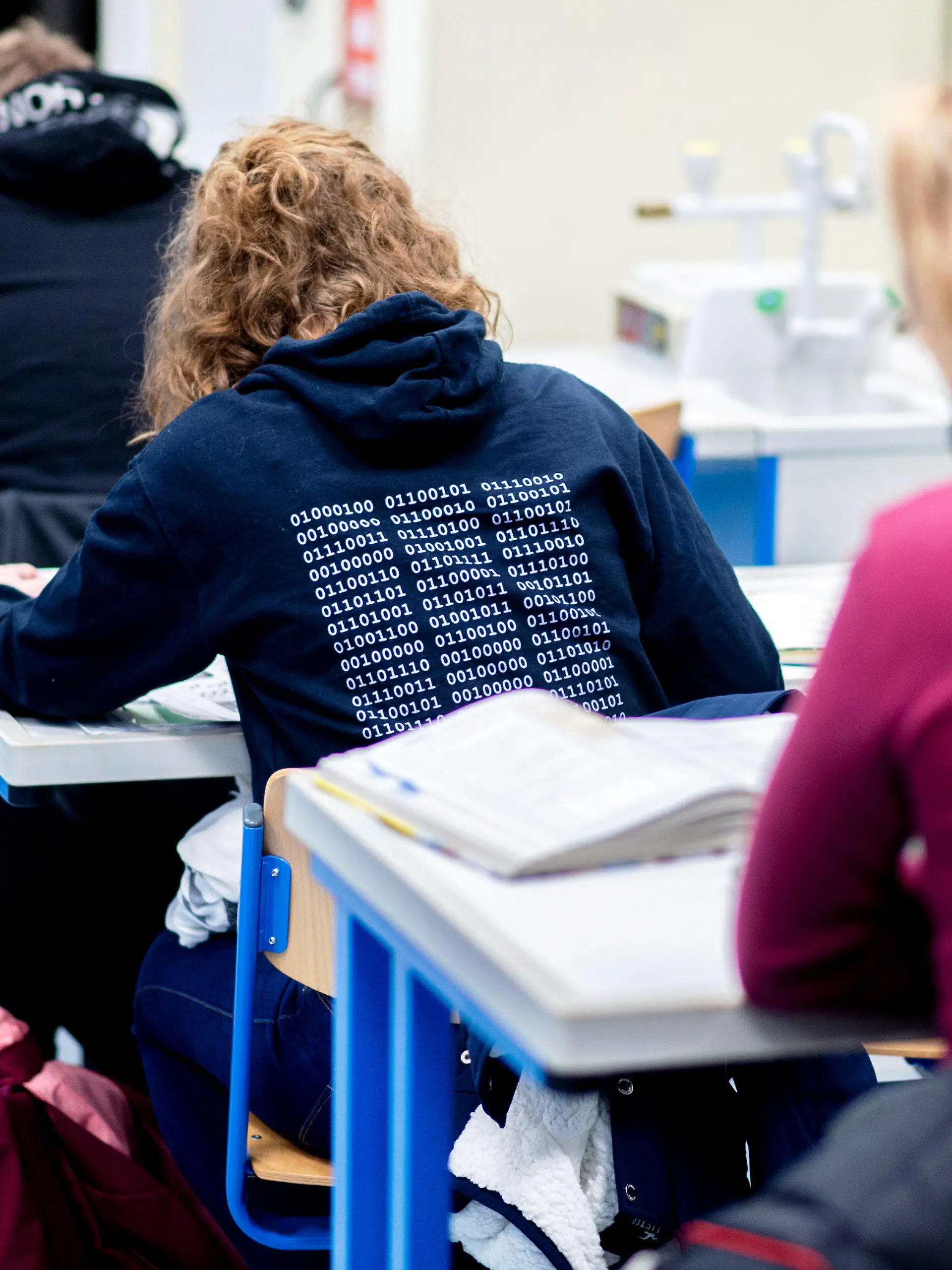 11.01.2021, Niedersachsen, Oldenburg: Schülerinnen und Schüler eines Kurses der Oberstufe sitzen in einem Klassenraum der Graf-Anton-Günther-Schule und bearbeiten eine Aufgabe. In Niedersachsen gilt in der ersten Woche nur für Abschlussklassen das sogenannte Szenario B mit Wechselunterricht in geteilten Klassen. Foto: Hauke-Christian Dittrich/dpa - ACHTUNG: Nur zur redaktionellen Verwendung im Zusammenhang mit der aktuellen Berichterstattung und nur mit vollständiger Nennung des vorstehenden Credits +++ dpa-Bildfunk +++