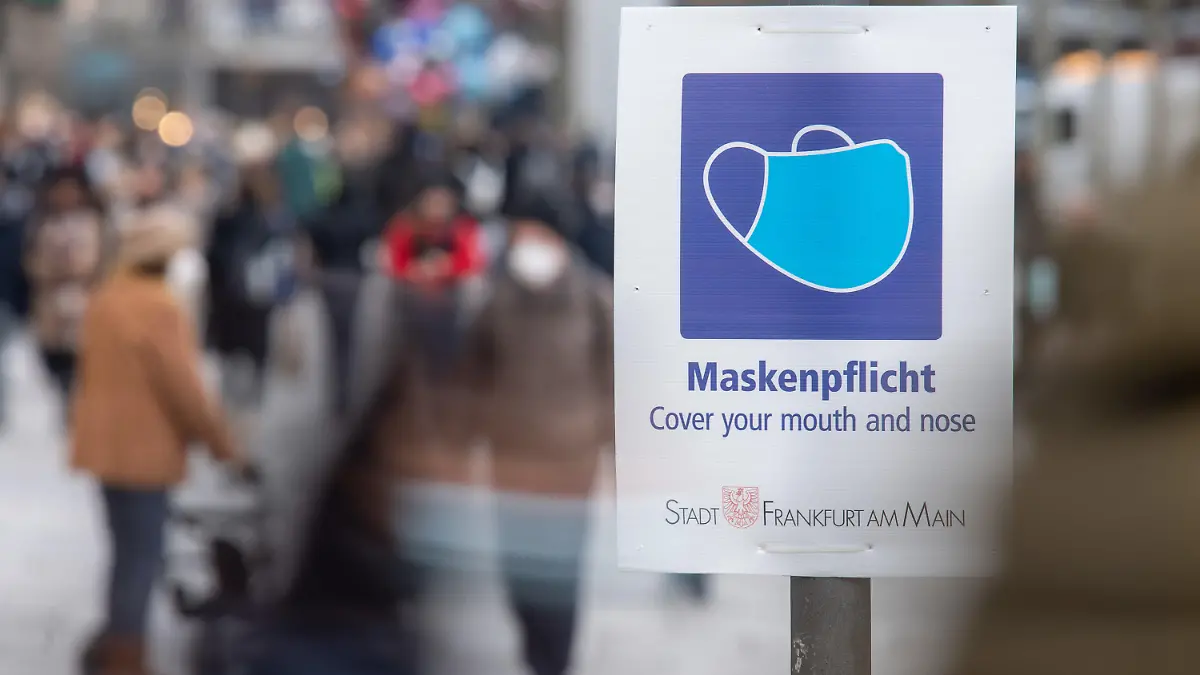 ARCHIV - 17.01.2022, Hessen, Frankfurt/Main: Ein Schild weist auf der Einkaufsstraße Zeil auf die Maskenpflicht hin. Eine wohl noch leichter übertragbare Untervariante von Omikron könnte aus Expertensicht zu einer Verlängerung der derzeitigen Infektionswelle führen. (zu dpa «Experte: Omikron-Subtyp BA.2 könnte Omikron-Welle verlängern») Foto: Sebastian Gollnow/dpa +++ dpa-Bildfunk +++