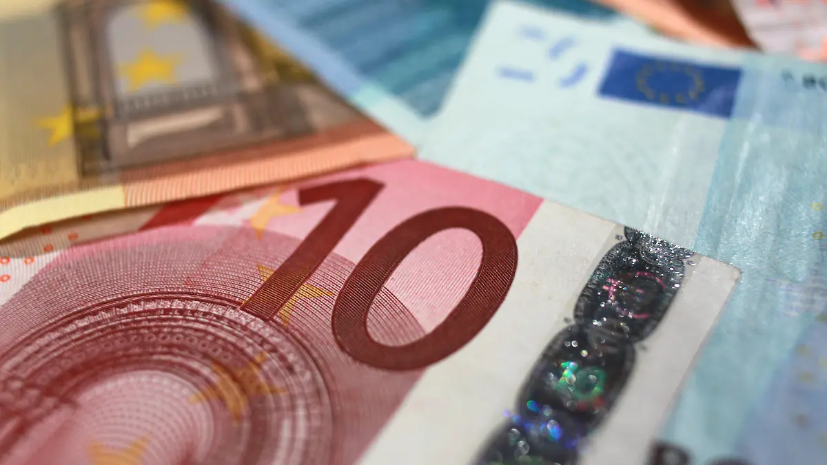 ARCHIV - Banknoten von 50, 20 und 10 Euro, aufgenommen am Mittwoch (29.09.2010) in Magdeburg. Wer übers Internet einen Kredit aufnehmen will, wird laut einer EU-Studie in zwei von drei Fällen schlecht informiert. Wichtige Angaben zur Höhe von Zinsen, Laufzeit und Kosten fehlten EU-weit häufig, sagte EU-Verbraucherkommissar John Dalli am Dienstag in Brüssel. Im Auftrag der EU-Kommission hatten die 27 EU-Länder, Norwegen und Island 562 Internetseiten für Verbraucherkredite untersucht. Foto: Jens Wolf  +++(c) dpa - Bildfunk+++