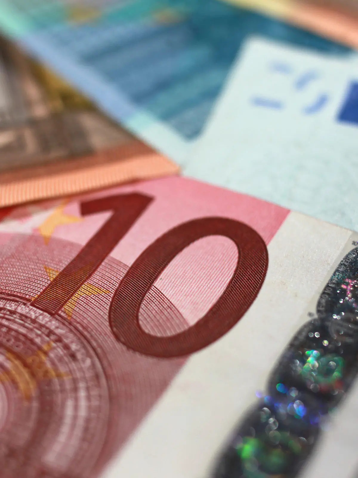 ARCHIV - Banknoten von 50, 20 und 10 Euro, aufgenommen am Mittwoch (29.09.2010) in Magdeburg. Wer übers Internet einen Kredit aufnehmen will, wird laut einer EU-Studie in zwei von drei Fällen schlecht informiert. Wichtige Angaben zur Höhe von Zinsen, Laufzeit und Kosten fehlten EU-weit häufig, sagte EU-Verbraucherkommissar John Dalli am Dienstag in Brüssel. Im Auftrag der EU-Kommission hatten die 27 EU-Länder, Norwegen und Island 562 Internetseiten für Verbraucherkredite untersucht. Foto: Jens Wolf  +++(c) dpa - Bildfunk+++